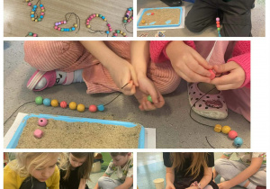 Dzieci nawlekają kolorowe koraliki na sznurek.