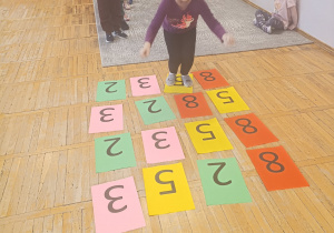 Dzieci skaczą po cyfrach.