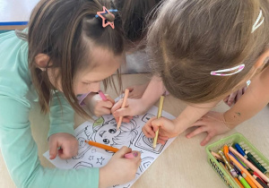 Dzieci z grupy Motylki kolorują zasady korzystania z Internetu.