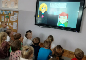 Dzieci z grupy Słoneczka podczas oglądania filmu edukacyjnego o bezpieczeństwie w Internecie.
