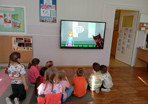 Dzieci z grupy Odkrywcy podczas oglądania filmu o tematyce związanej z bezpiecznym Internetem.
