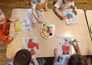 Ozdabianie torebek folkowymi wzorami.