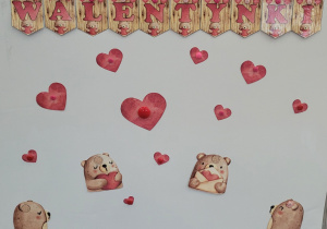 Dekoracja walentynkowa wraz z napisem Walentynki.