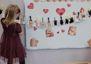 Dziewczynka szukająca właściwego cienia misia.