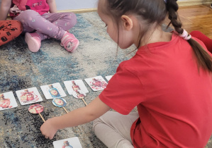 Dziewczynka dobiera odpowiedni fragment do obrazka z eliksirem.