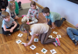 Zdjęcie przedstawia dziecko szukające pary dinozaurów.