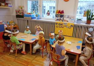 Zdjęcie prezentujące dzieci ze stoliczków 3 i 4 wykonujące prace plastyczną