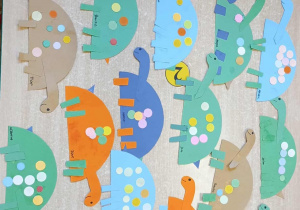 Zdjęci prezentujące wykonane przez dzieci dinozaury.