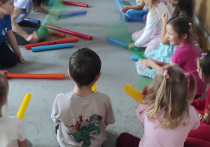 Dzieci z bum-bum rurkami