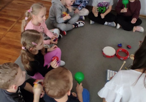 Dzieci z instrumentami perkusyjnymi