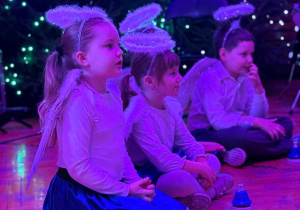 Dzieci w strojach aniołków z dzwonkami