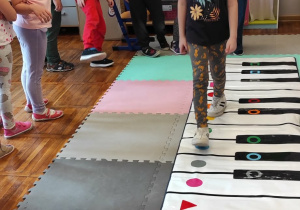 Dzieci w trakcie zajęć z kolorpiano