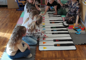 Dzieci w trakcie zajęć z kolorpiano
