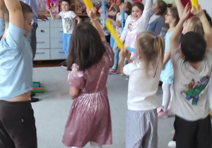 Dzieci z bum-bum rurkami