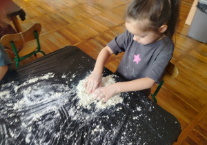 Dzieci podczas zabawy pianką do golenia.