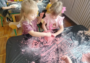 Zabawy z pianką do golenia.