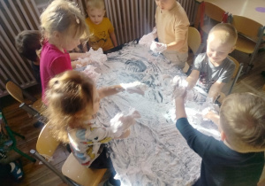 Dzieci podczas zabawy masą plastyczną.