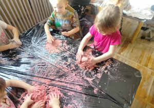 Chłopcy rysują na piance do golenia.