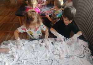 Chłopcy w trakcie zabawy pianką.