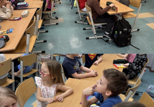 Kolaż przedstawia dzieci z grupy Smerfy oraz z klasy 1 podczas lekcji pokazowej