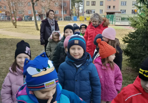 Dzieci poszukują oznak wiosny