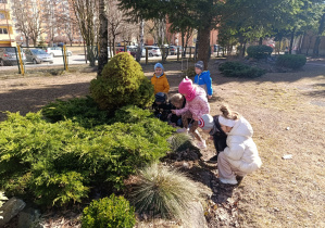 Dzieci poszukują oznak wiosny