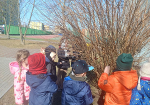 Dzieci poszukują oznak wiosny