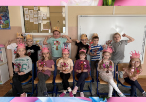 Kolaż przedstawia dzieci z grupy Smerfy pozujące w koronach i z prezentami z okazji Dnia Kobiet i Mężczyzn