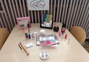 Zdjęcie przedstawia Salon piękności – przygotowany przez chłopców dla dziewczynek.