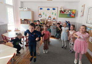 Dzieci z grupy „Misie” podczas zabaw z okazji Dnia Kobiet.