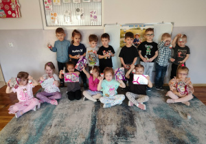 Dzieci pozują z upominkami.