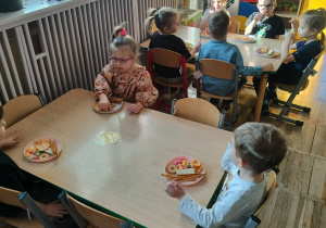 Poczęstunek przy stolikach.