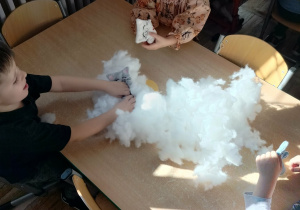 Wypychanie maskotki kulką silikonową.