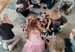 Dzieci wybierają strój dla kotka.