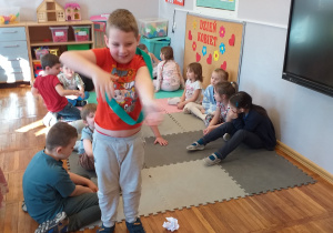 Chłopiec mierzy się z jedną z konkurencji - przechodzi przez szarfę.