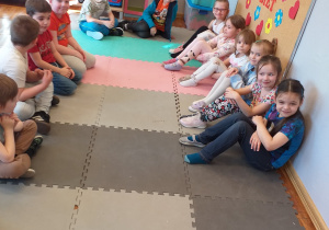 Dziewczynki zgubiły pantofelka i czekają na przymierzanie go.