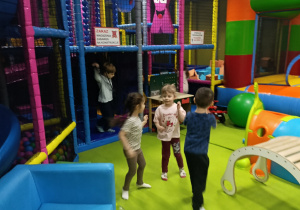 Chłopcy bawią się razem z dziewczynkami.