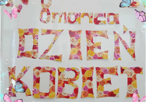 Tablica z napisem 8 marca Dzień Kobiet.