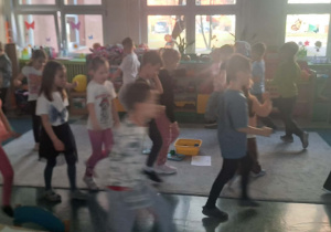 Grupa Motylki podczas zabawy tonie, pływa.