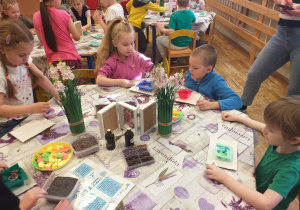 Grupa Odkrywcy komponują wygląd własnoręcznie tworzonego mydełka.