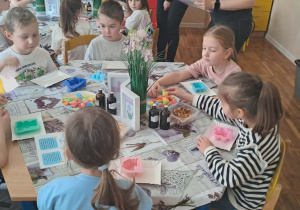 Dzieci z grupy Motylki komponują własnoręcznie mydełka.