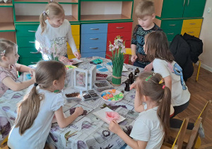 Dzieci z grupy Motylki komponują wygląd własnoręcznie tworzonego mydełka.