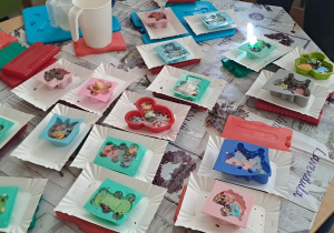 Zalane mydełka w foremkach silikonowych.