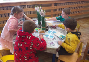 Dzieci komponują własne mydełko z przeznaczonych do tego materiałów.