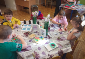 Dzieci rozmawiają na temat doboru składników.