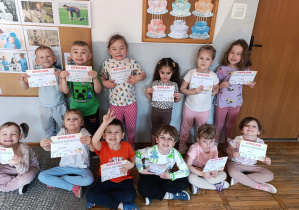 Dzieci pozują do zdjęcia z dyplomami Mistrza Matematyki