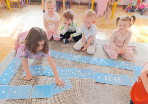 Dzieci grają w matematyczne Domino