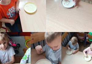 Dzieci piszą cyfry na tackach z kaszą manną