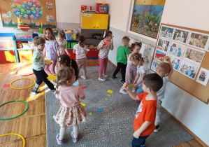 Dzieci podczas zabawy utrwalającej nazwy figur geometrycznych