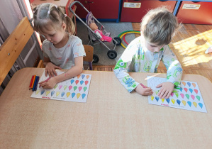 Dziewczynka i chłopiec kolorują kropelkowe rytmy